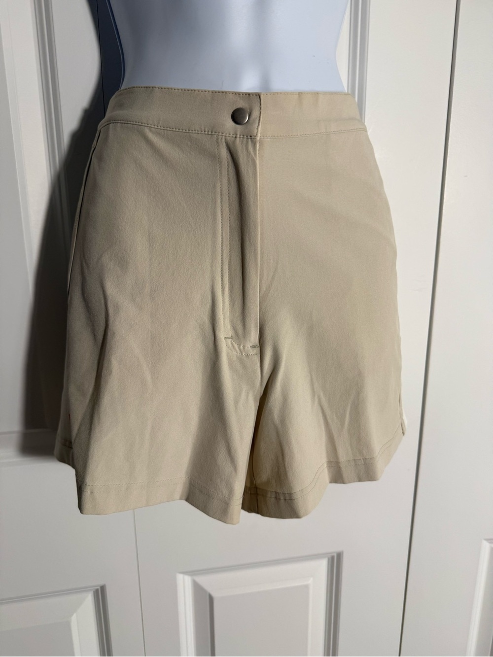 Women's Athletic Stretch Shorts in Light Beige